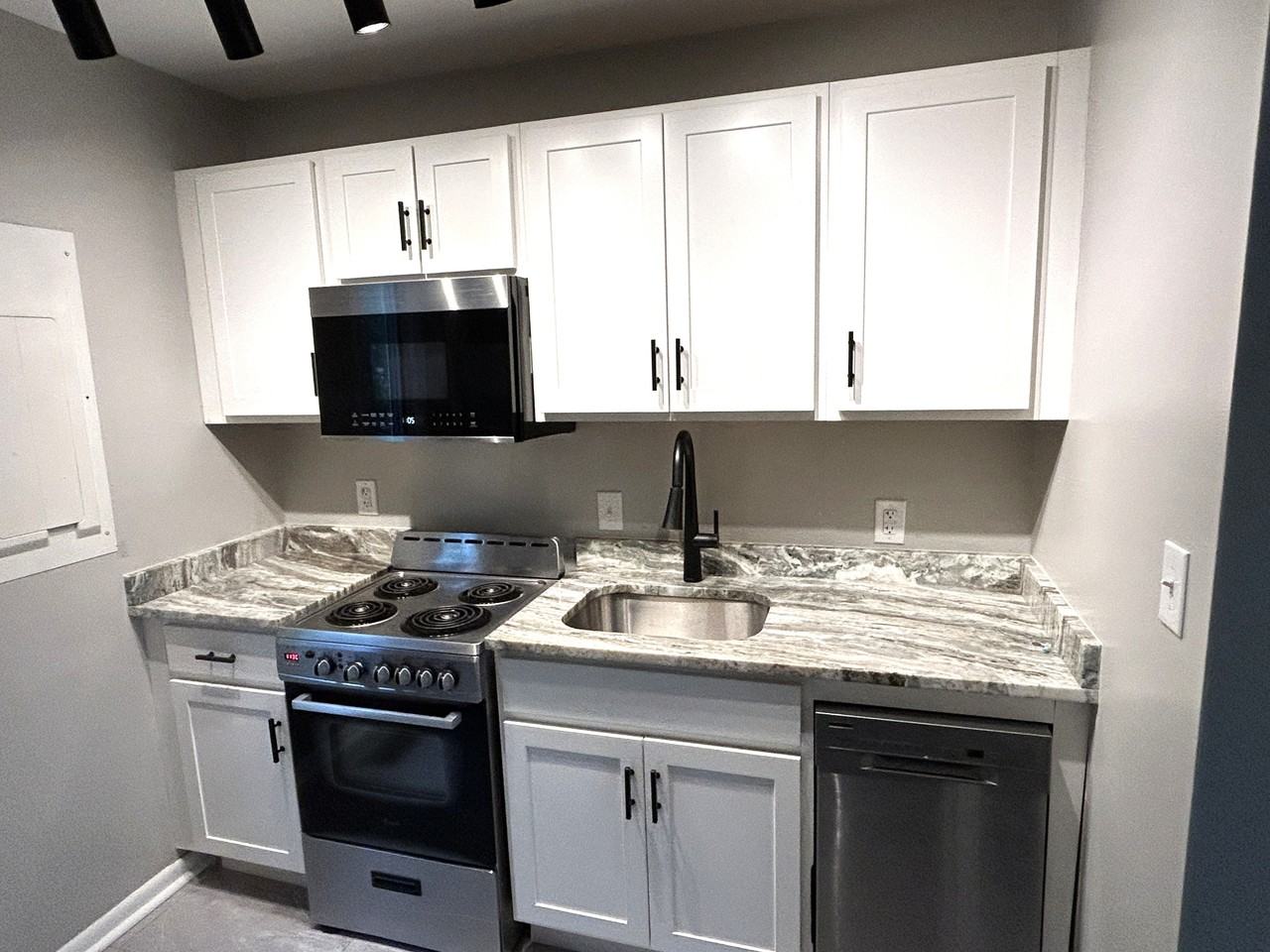 209 Monticello Ave #B - Photo 3 of 15