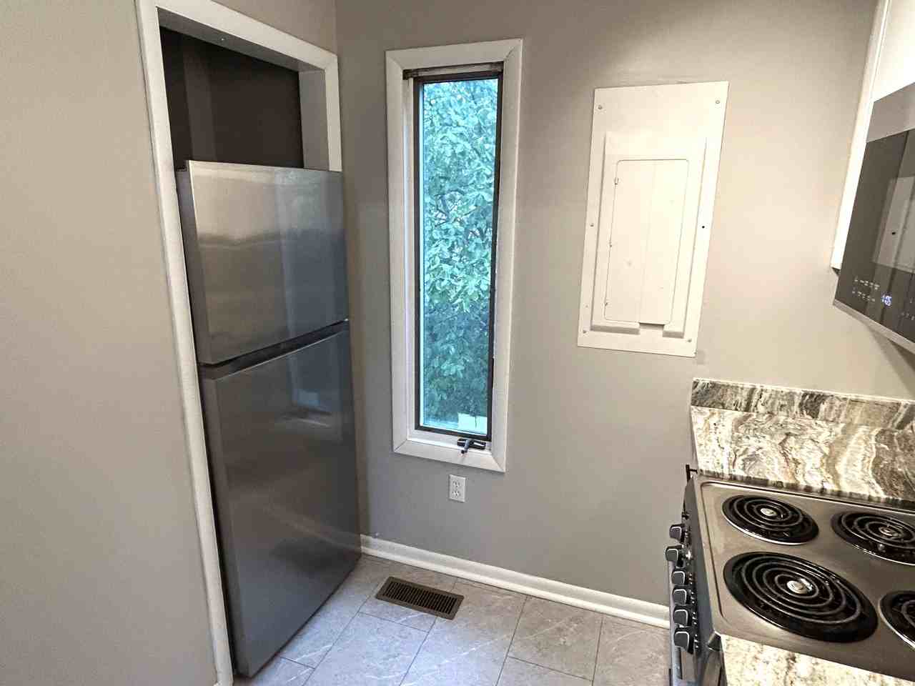 209 Monticello Ave #B - Photo 4 of 15