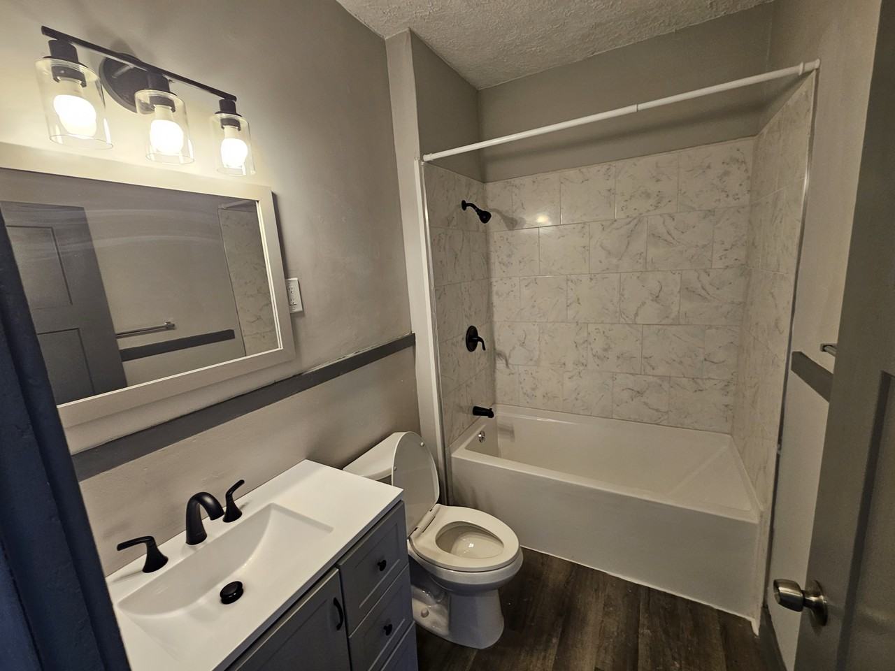 1905 Denison Ave - Photo 4 of 31