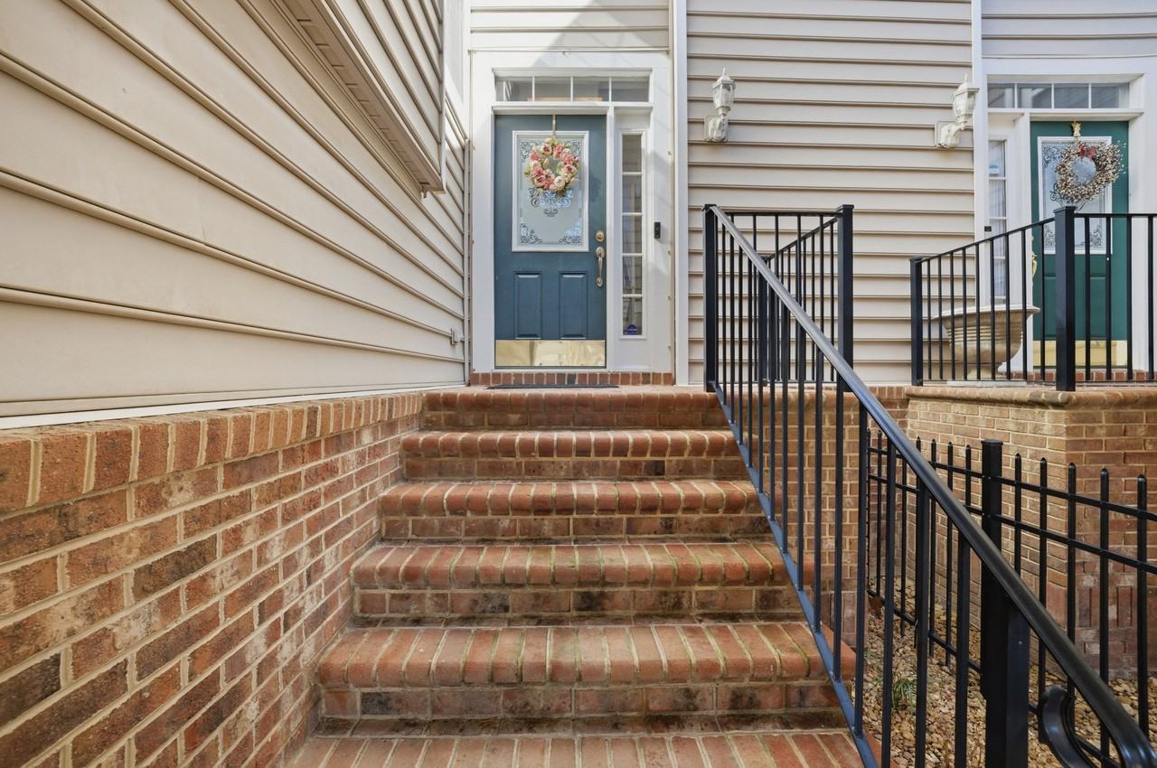 1005 Bay Breeze Dr #1 - Photo 5 of 40