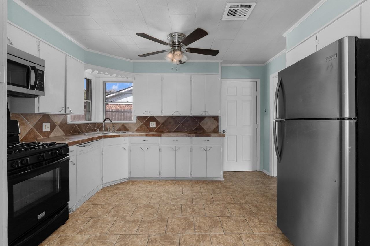 1117 Patricia Dr #1 - Photo 4 of 26