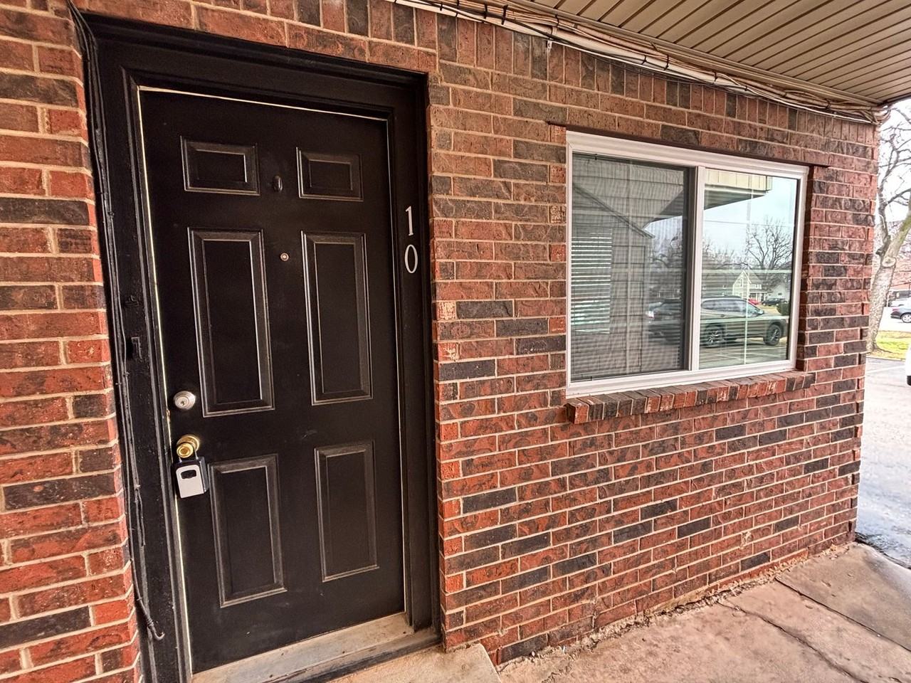 320 E Edwards St #10 - Photo 3 of 18