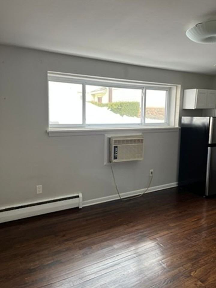 550 Whitney Ave - Photo 2 of 8