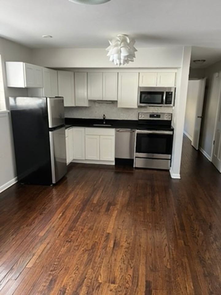 550 Whitney Ave - Photo 3 of 8