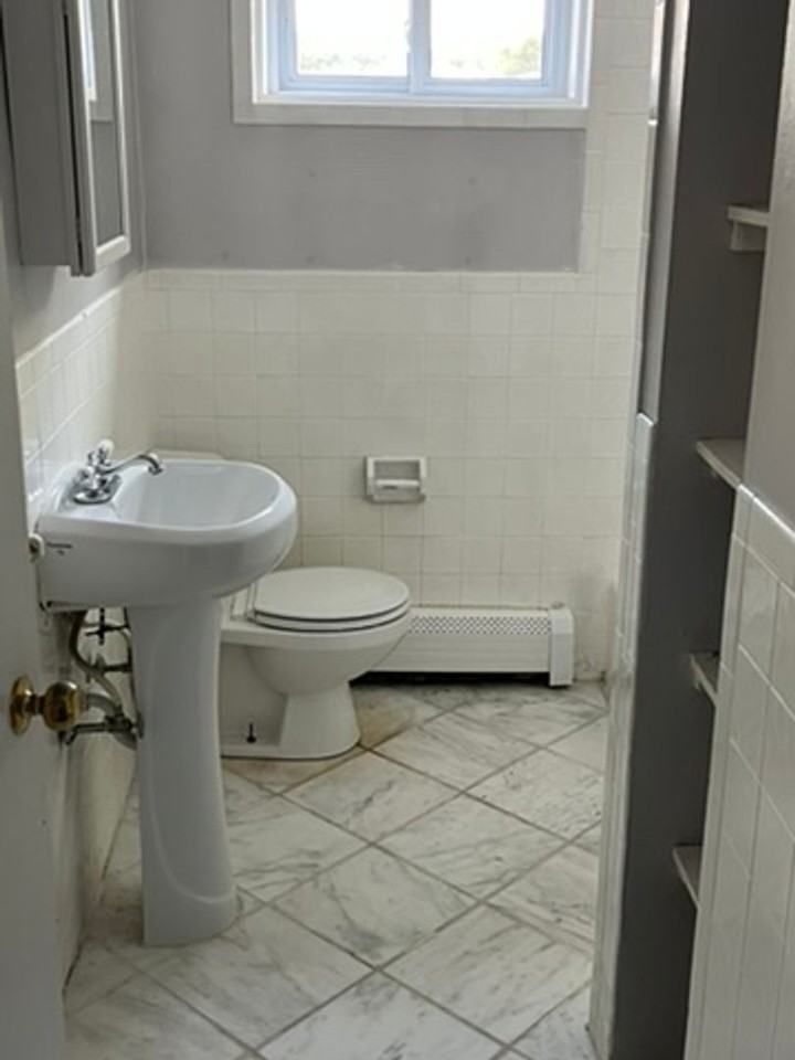 550 Whitney Ave - Photo 5 of 8