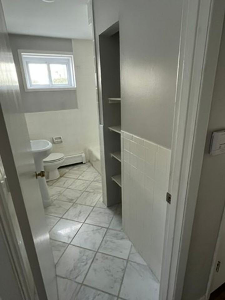 550 Whitney Ave - Photo 6 of 8