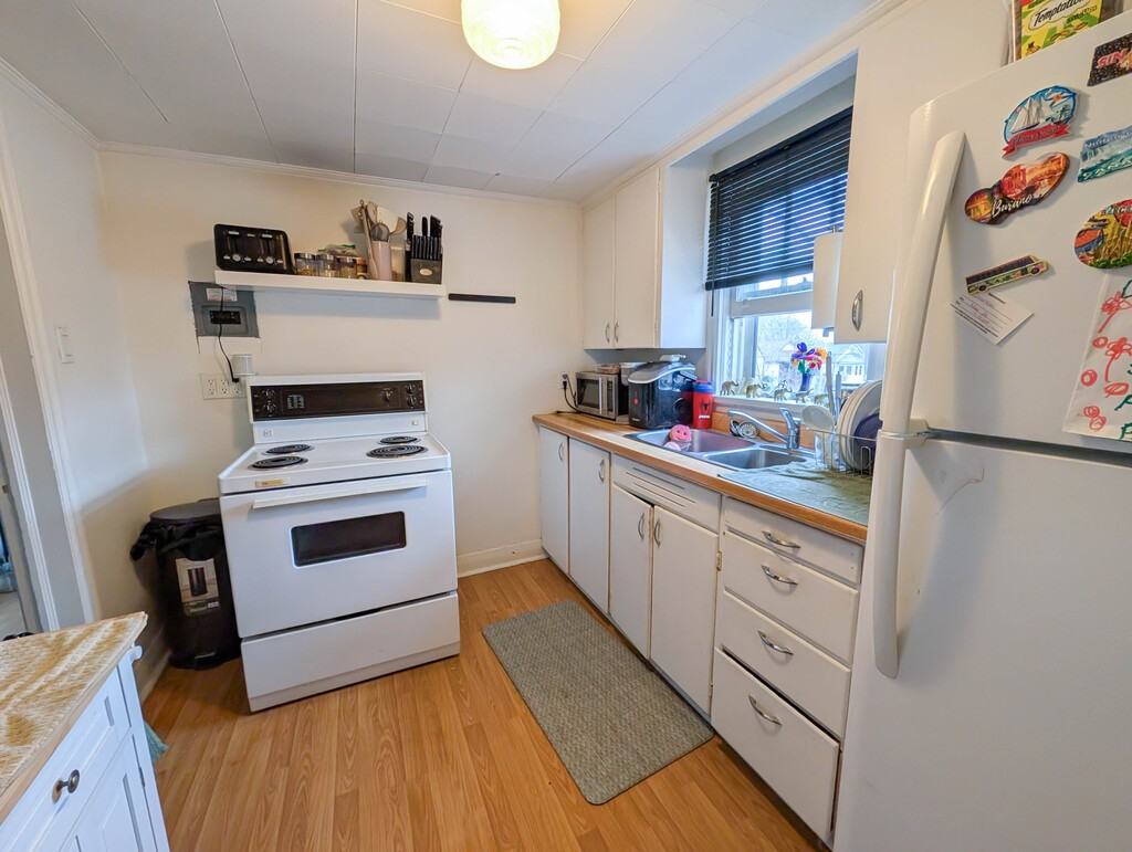 44 Rodman St - Photo 5 of 12