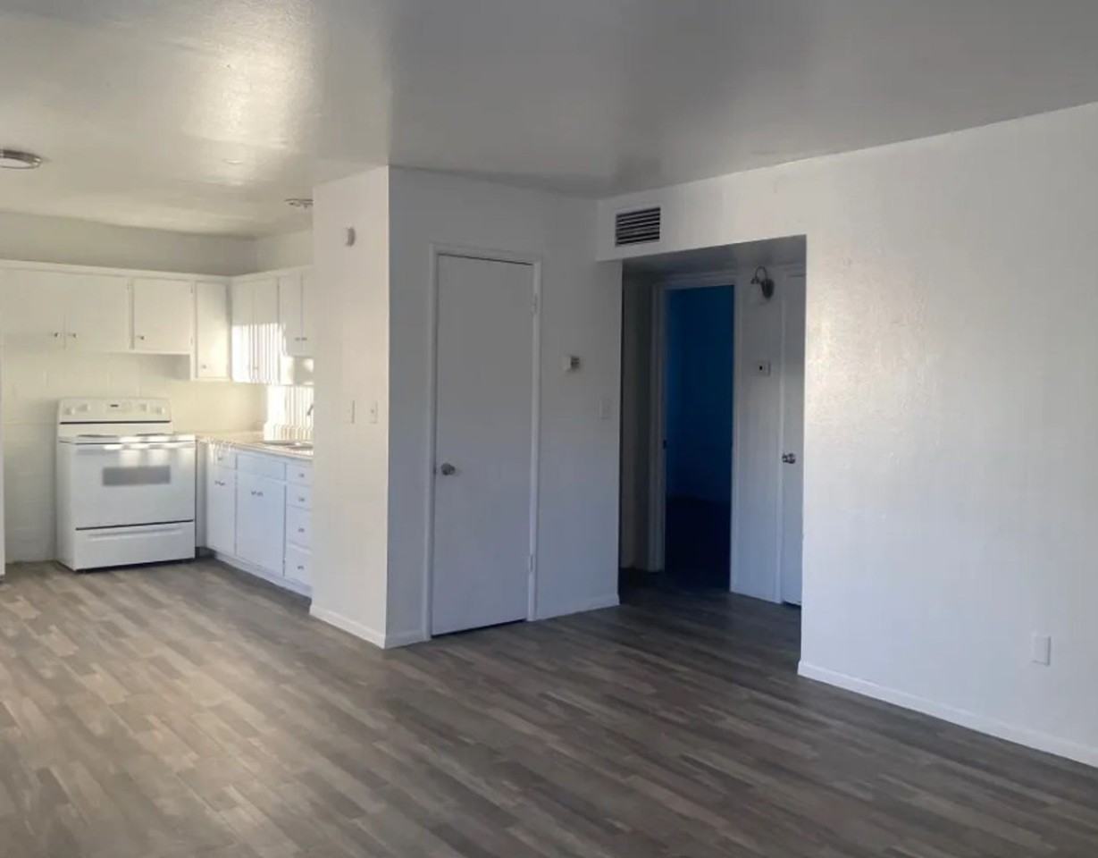 1060 N Swan Road - Photo 4 of 8