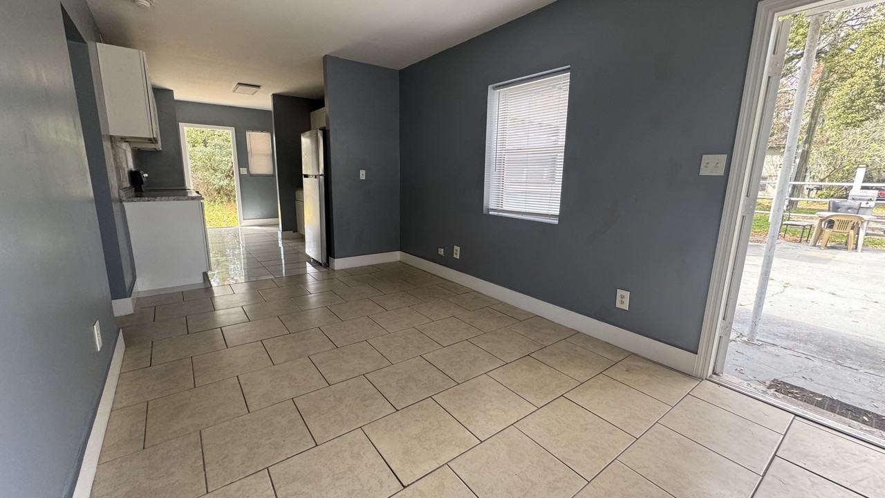 1056 Maynard St #1 - Photo 4 of 9