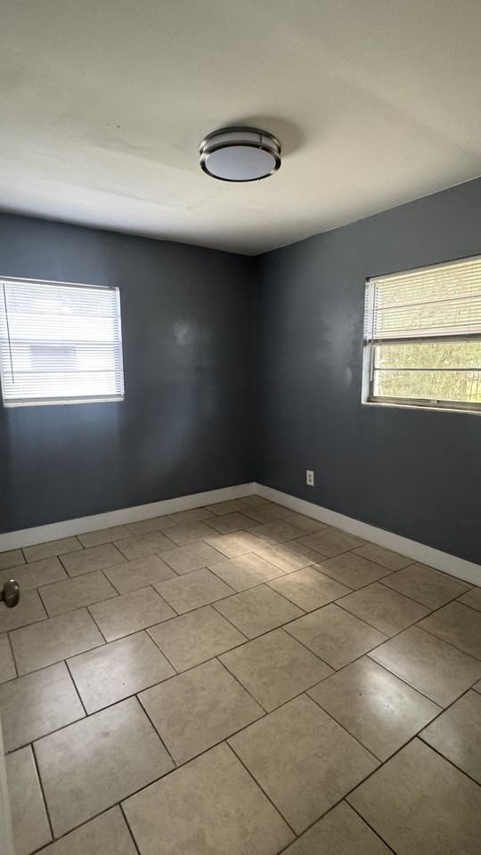 1056 Maynard St #1 - Photo 6 of 9