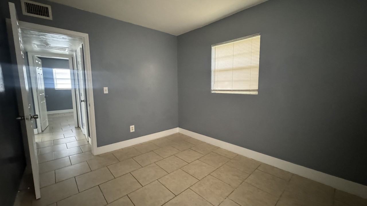 1056 Maynard St #1 - Photo 7 of 9