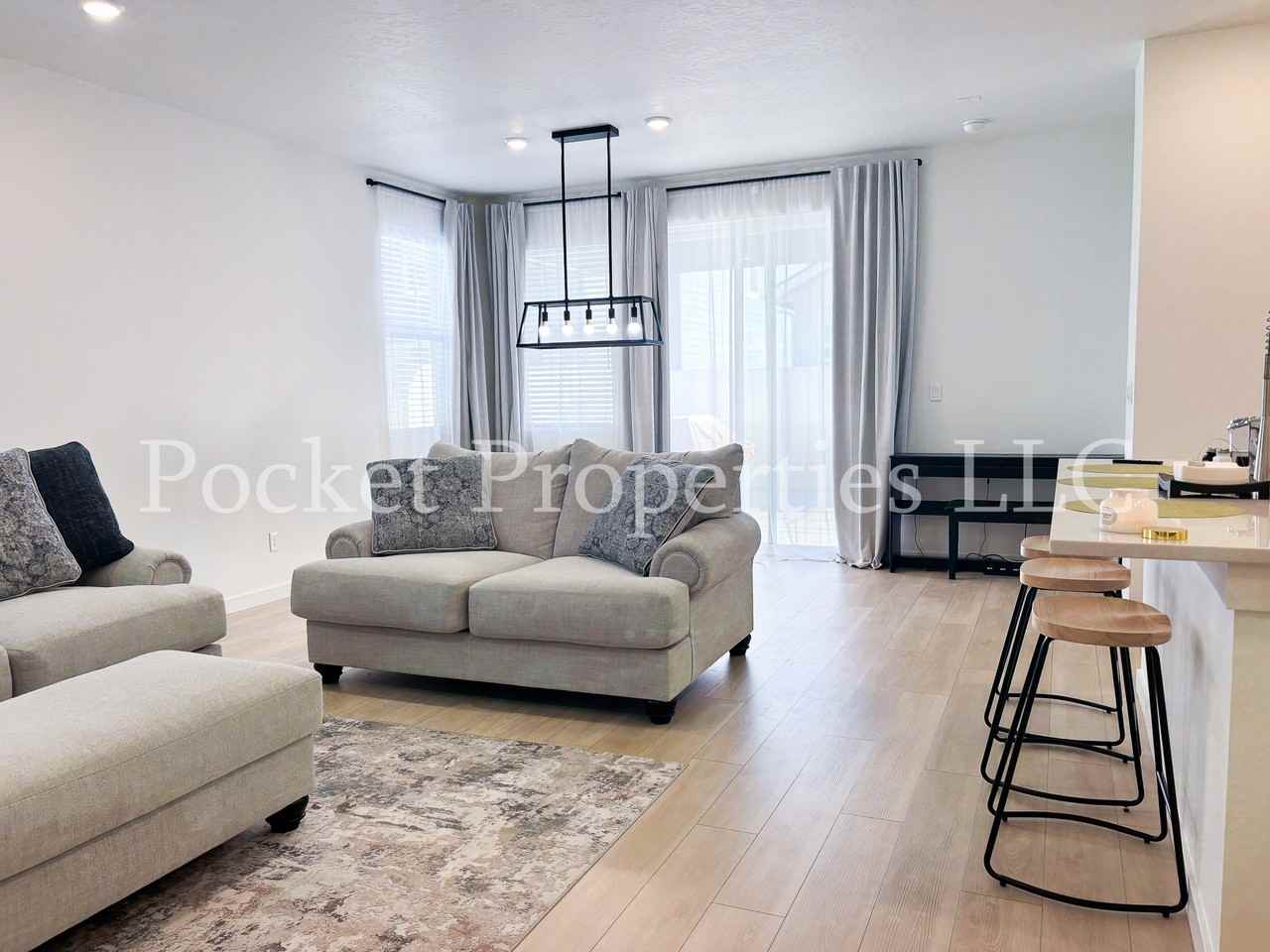 577 W Norwich St #1 - Photo 2 of 36