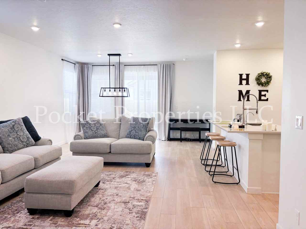 577 W Norwich St #1 - Photo 3 of 36