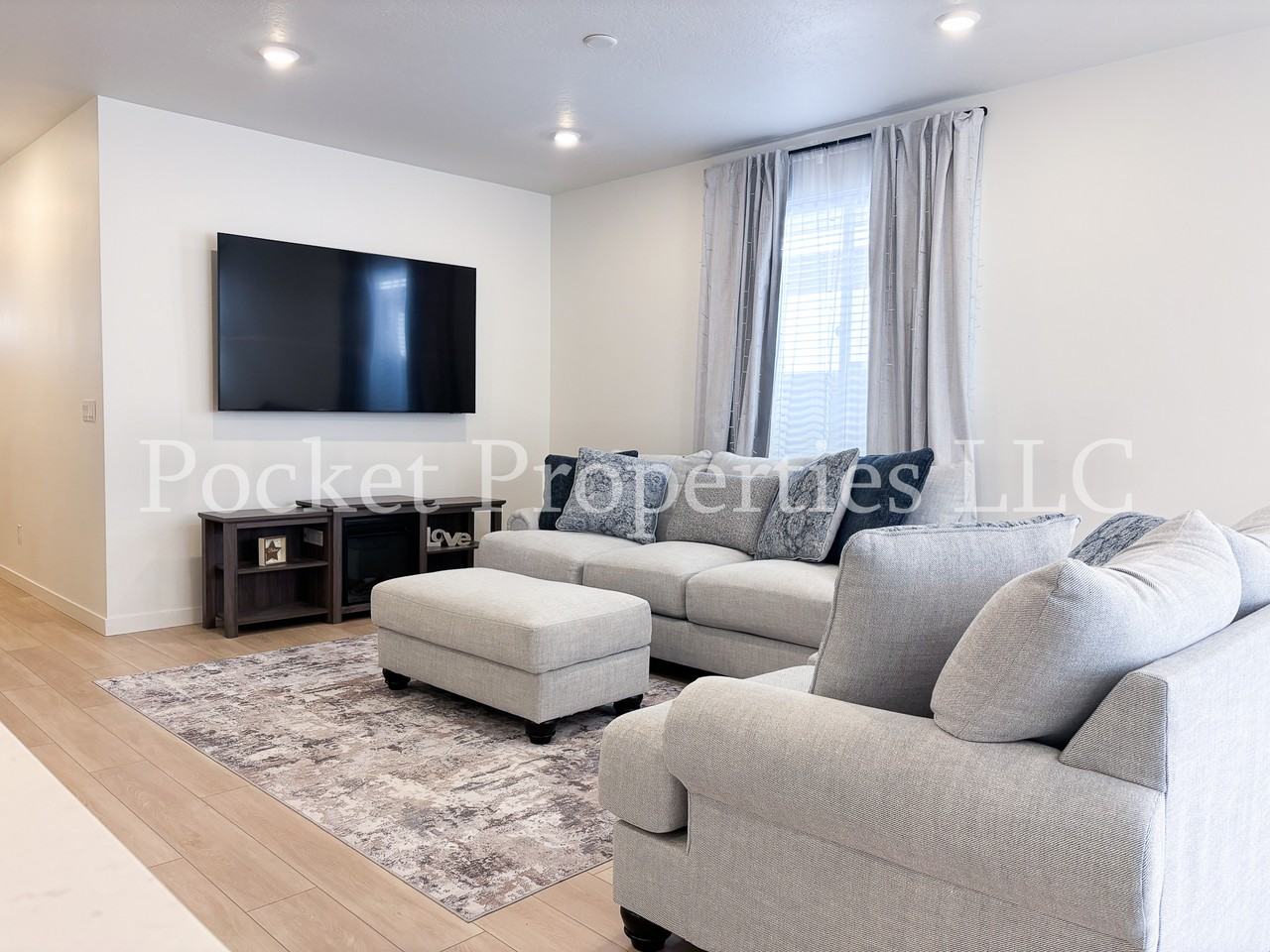 577 W Norwich St #1 - Photo 4 of 36