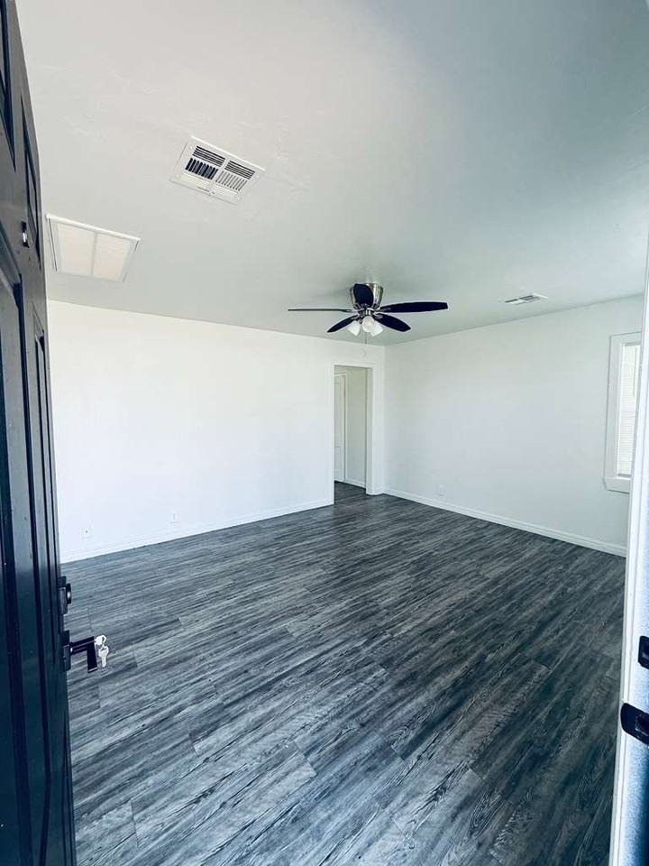 636 Ne 34th St #1 - Photo 5 of 9