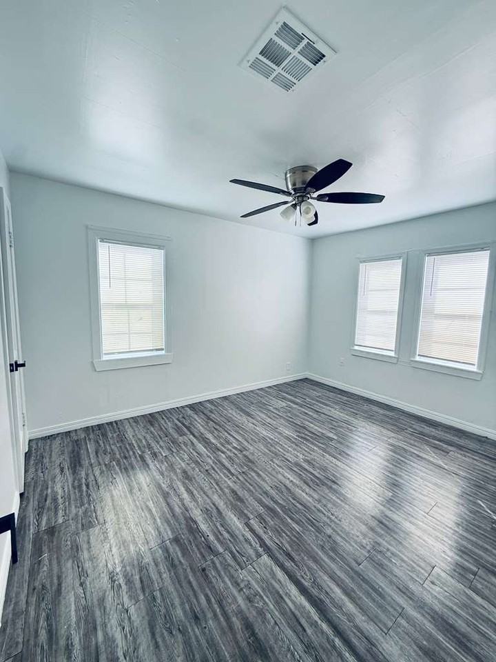 636 Ne 34th St #1 - Photo 7 of 9