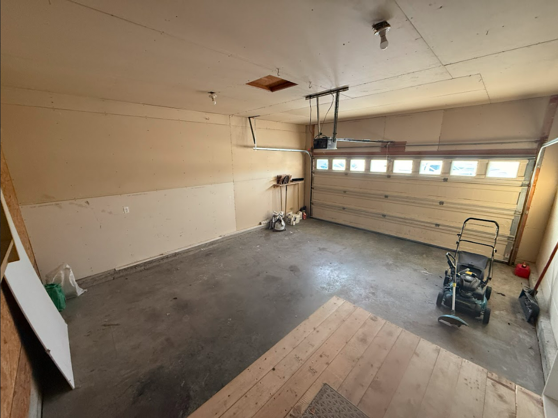 1912 Ptarmigan Cres #1 - Photo 2 of 25