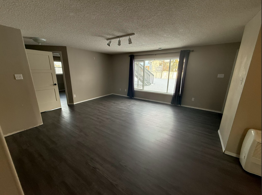 1912 Ptarmigan Cres #1 - Photo 3 of 25