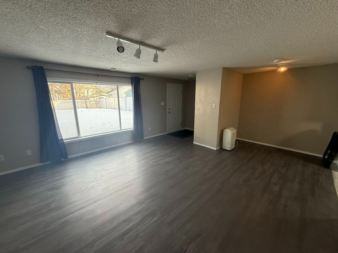 1912 Ptarmigan Cres #1 - Photo 4 of 25