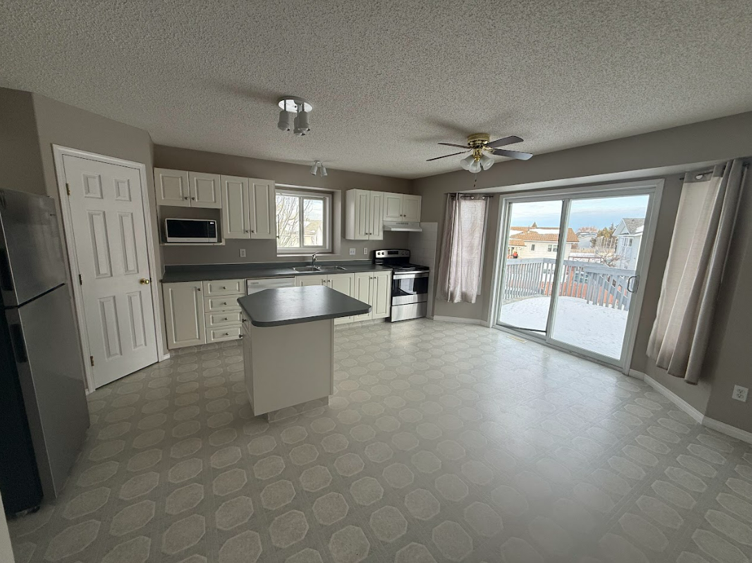 1912 Ptarmigan Cres #1 - Photo 7 of 25