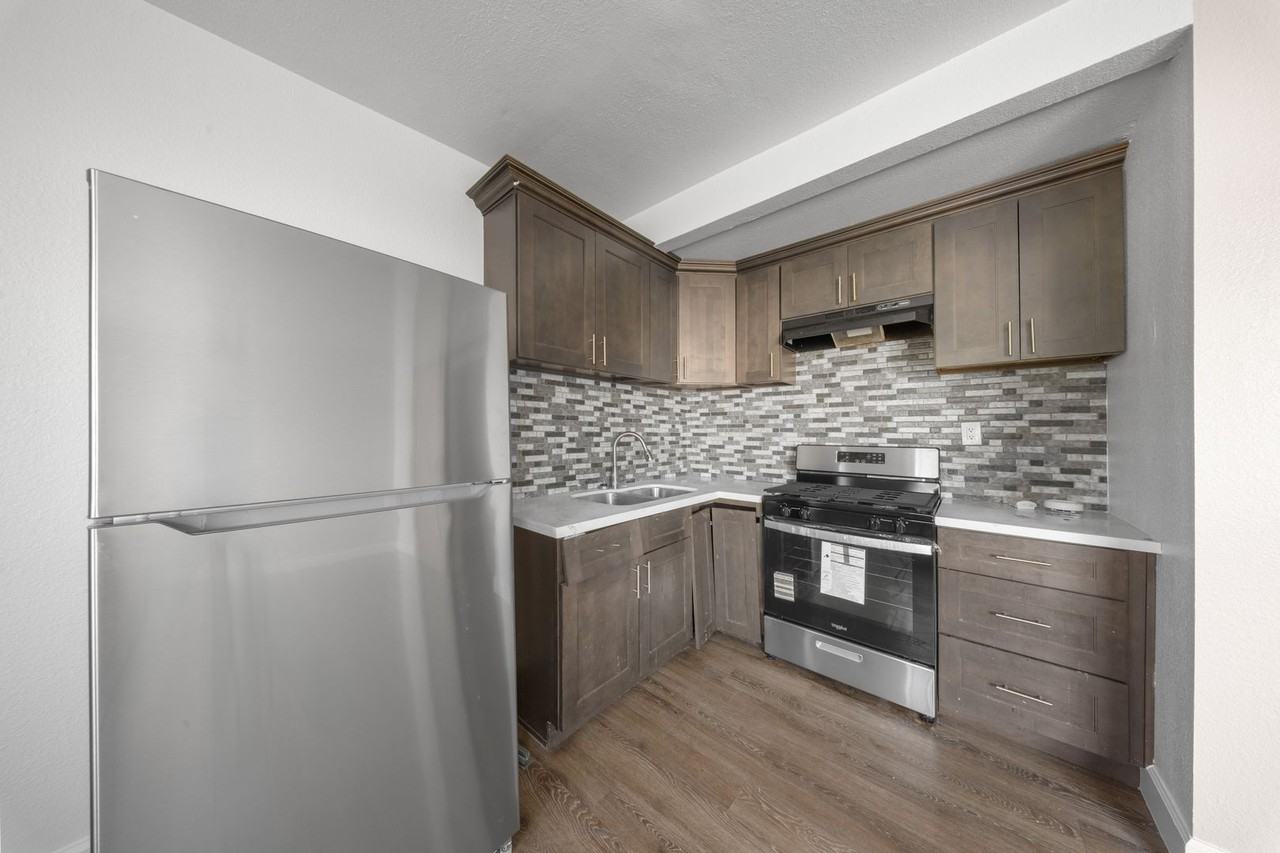 7800 Athens Circle - Photo 4 of 10