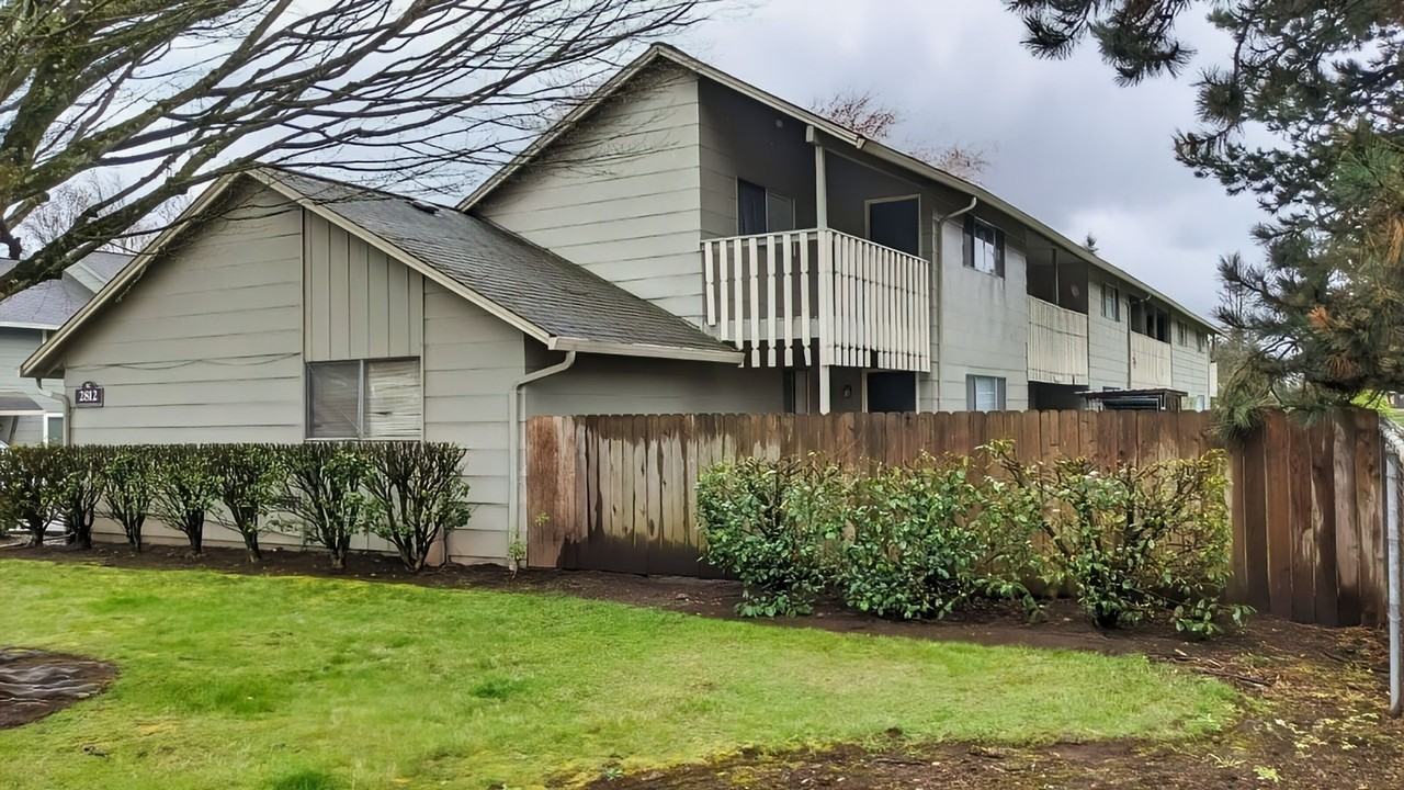 Royal Crest Townhomes - Photo 5 of 50