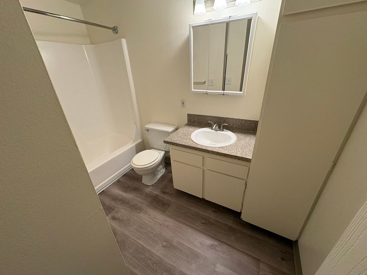 Jamestowne Plaza Apartments - Photo 5 of 10