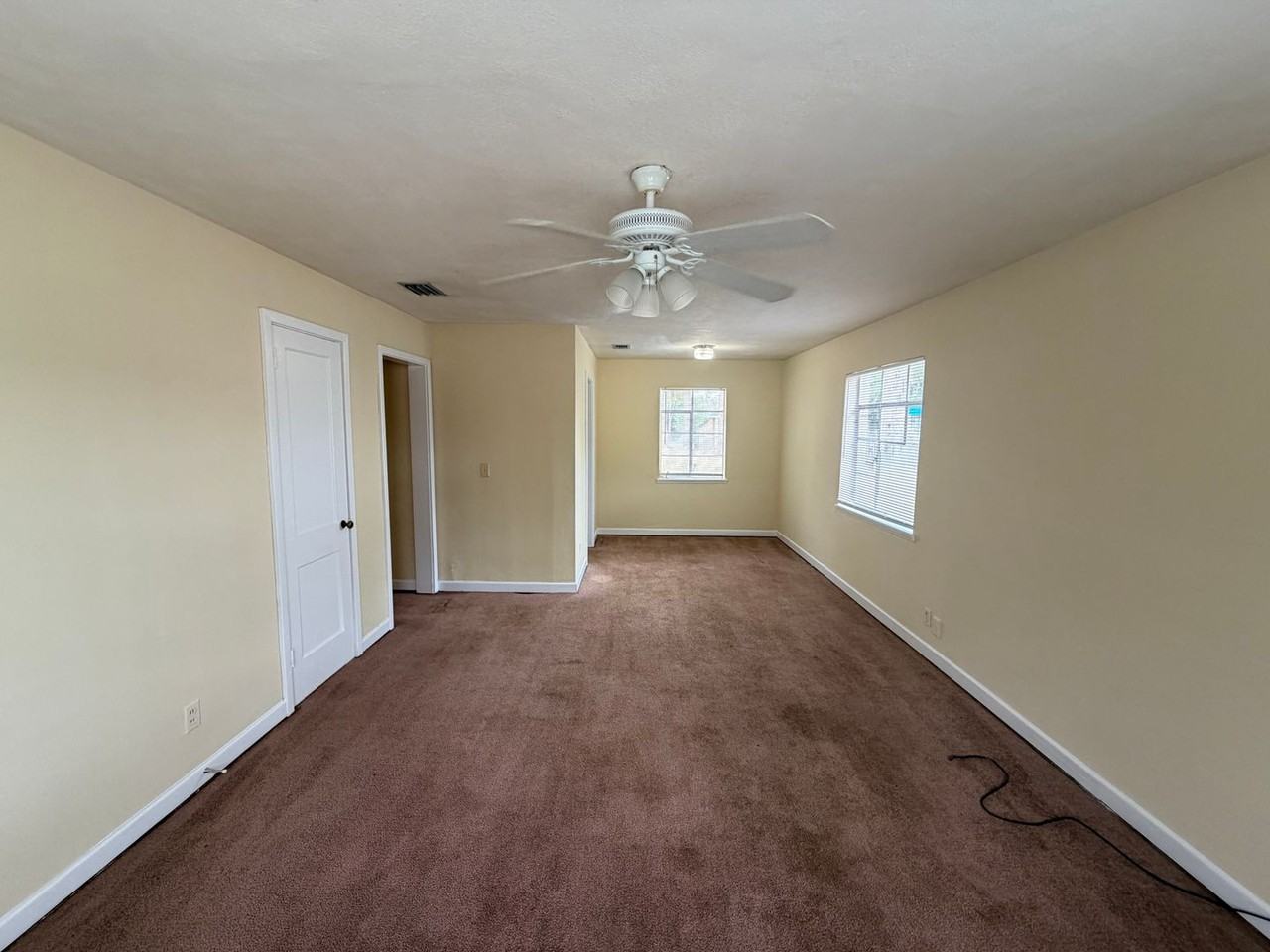 704 Azalea Cir - Photo 4 of 12