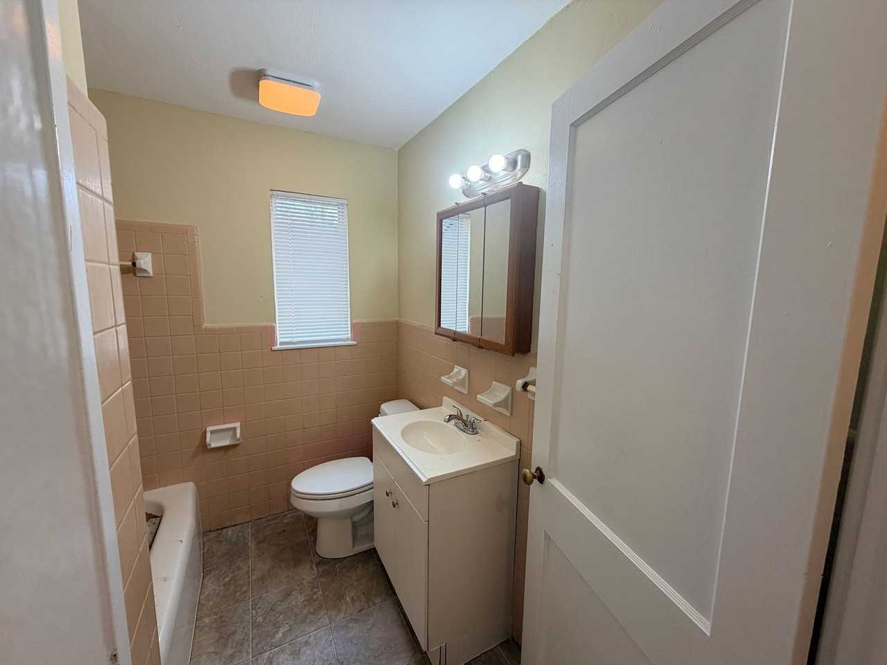 704 Azalea Cir - Photo 5 of 12