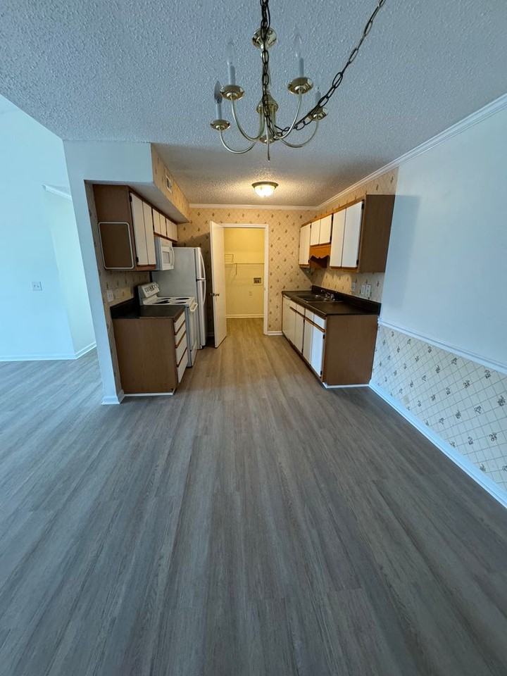 1115 Old Ebenezer Rd Apt F - Photo 2 of 10