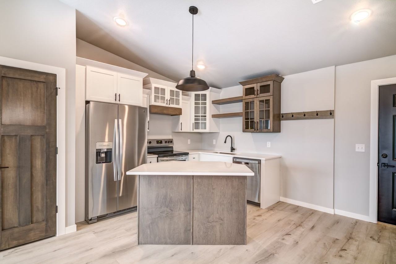 $500 Deposit! - Photo 2 of 22