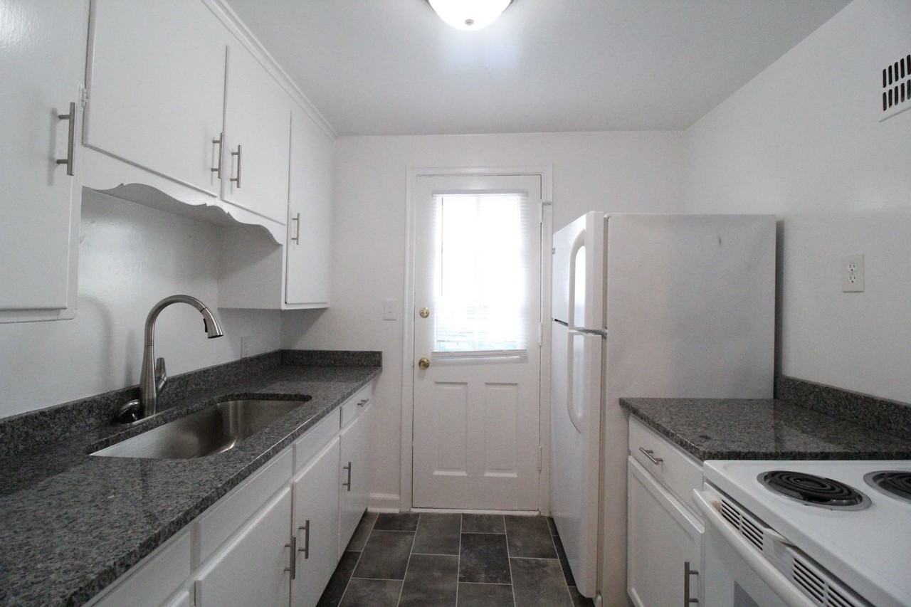 305 E 27th Ave - Photo 6 of 9