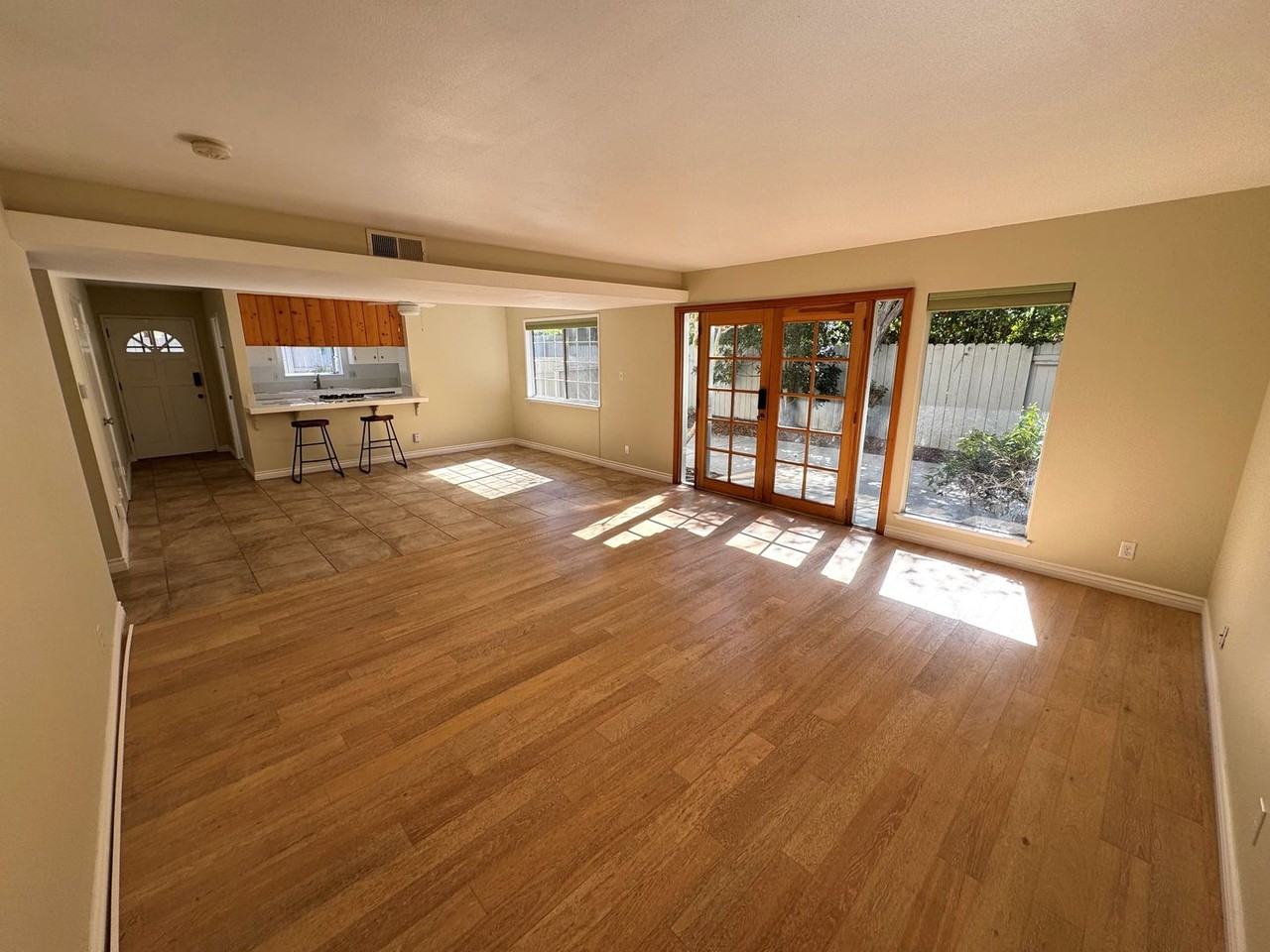 950 Seaside Ct - Photo 2 of 24