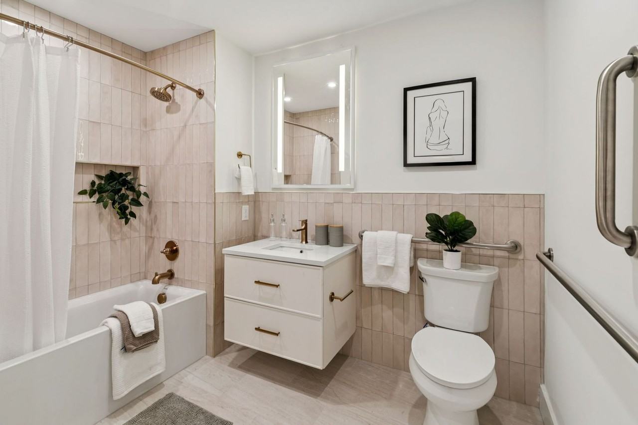 20 West - Photo 2 of 46