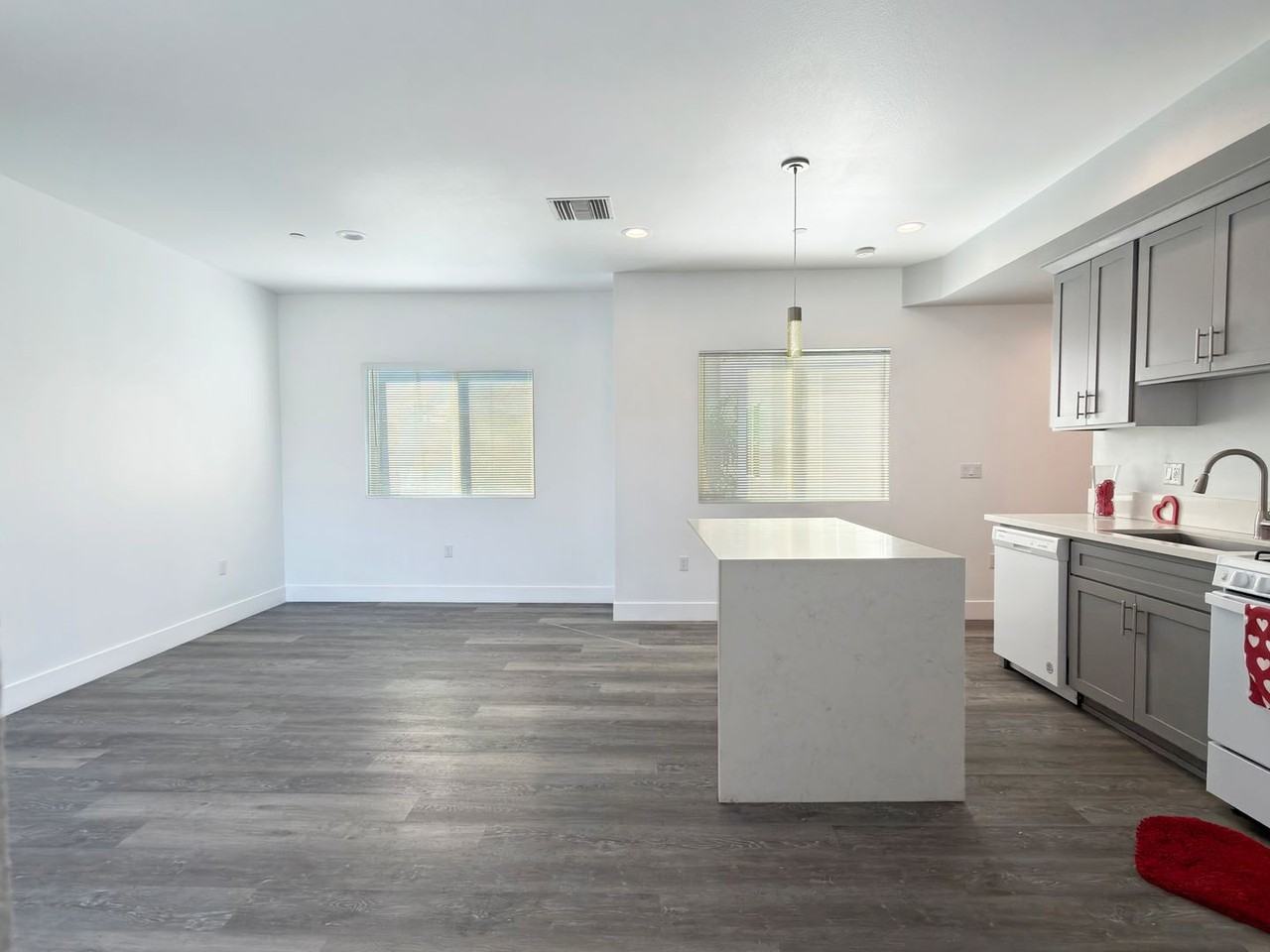 LB1491 - Photo 2 of 43