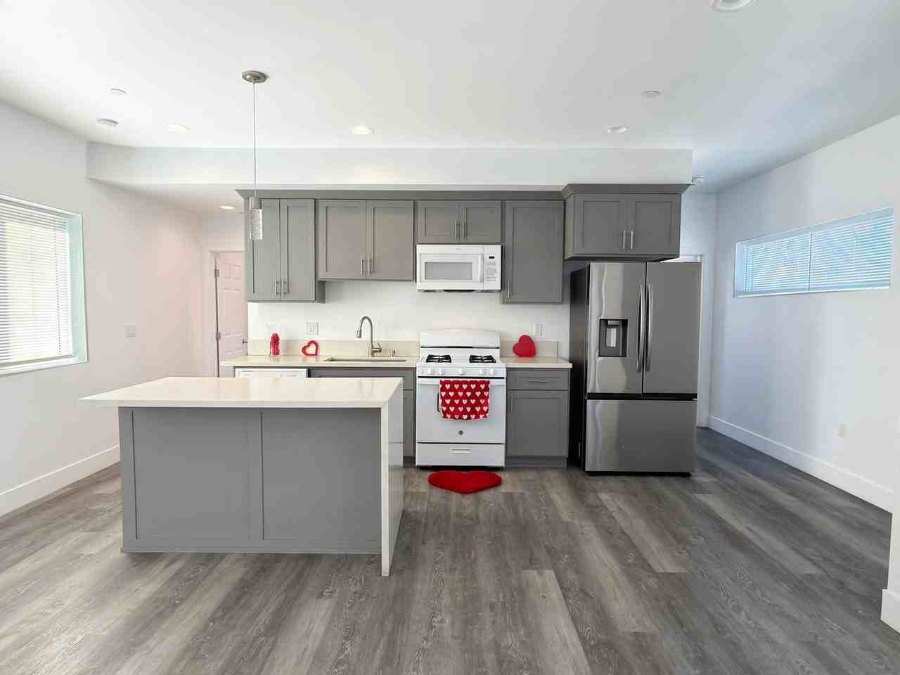 LB1491 - Photo 3 of 43