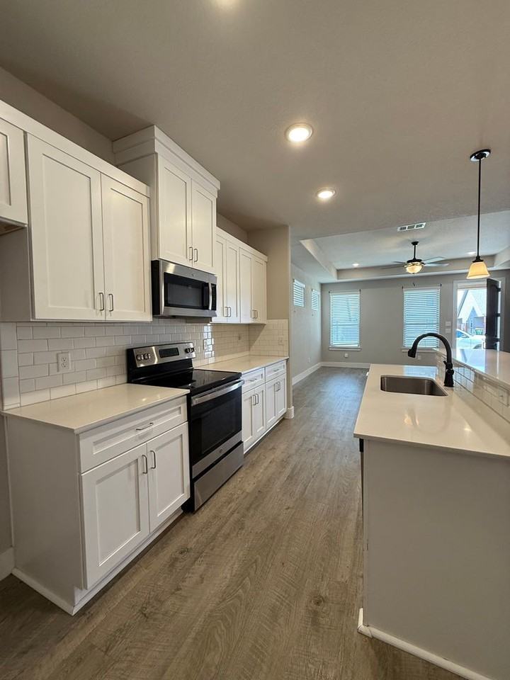 644 The Cottages Dr - Photo 3 of 17