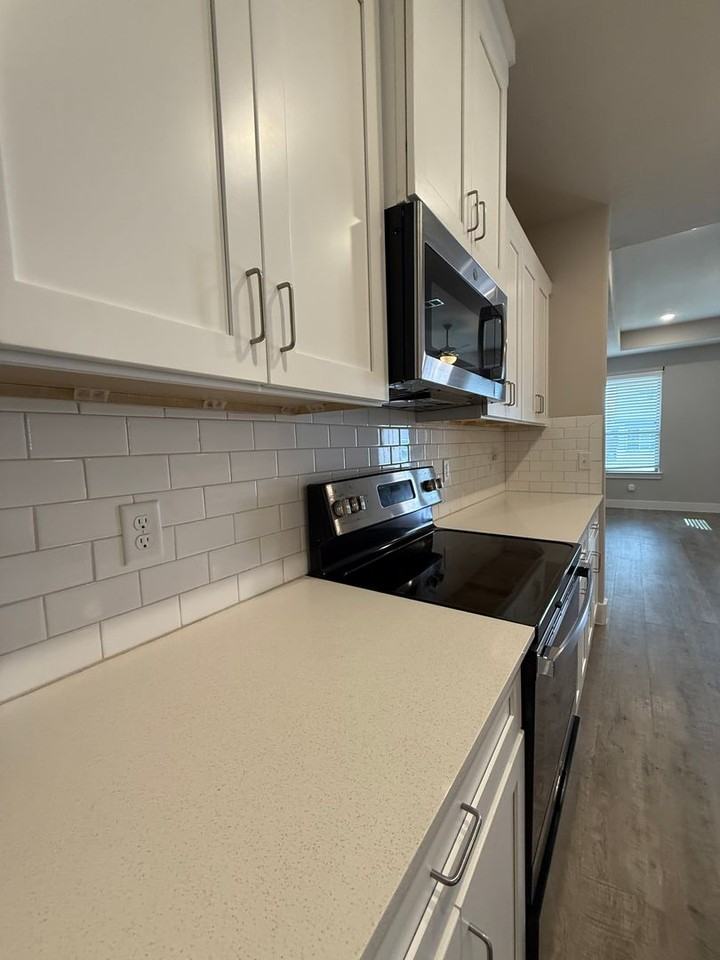 644 The Cottages Dr - Photo 4 of 17