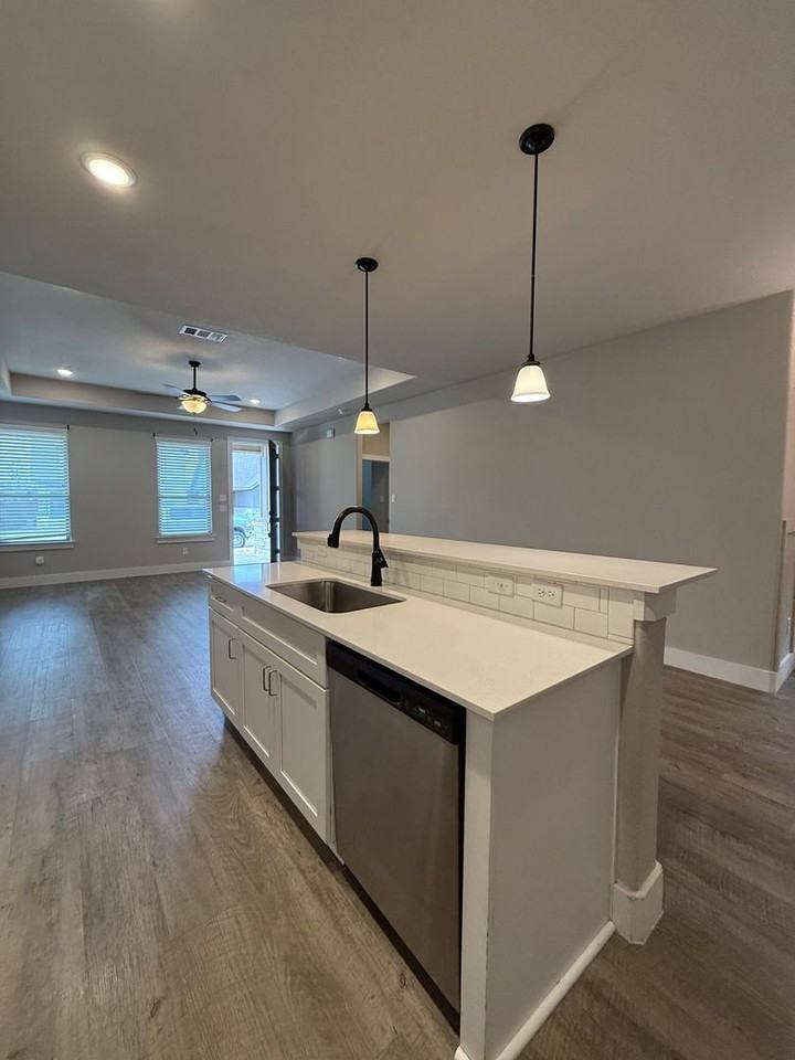 644 The Cottages Dr - Photo 5 of 17