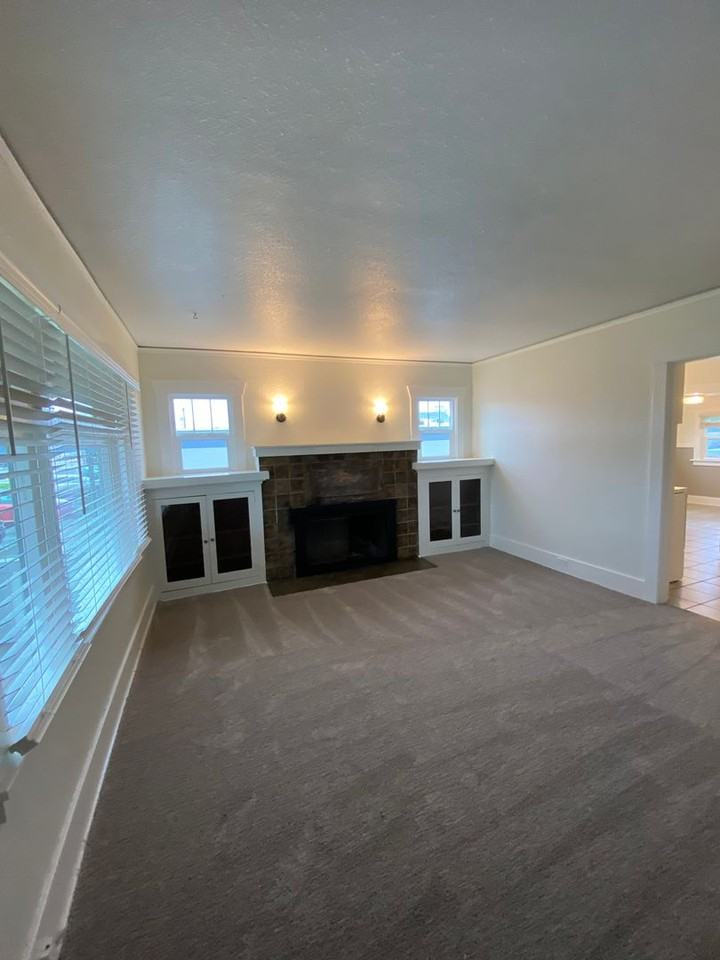 15721 Main St E - Photo 3 of 38