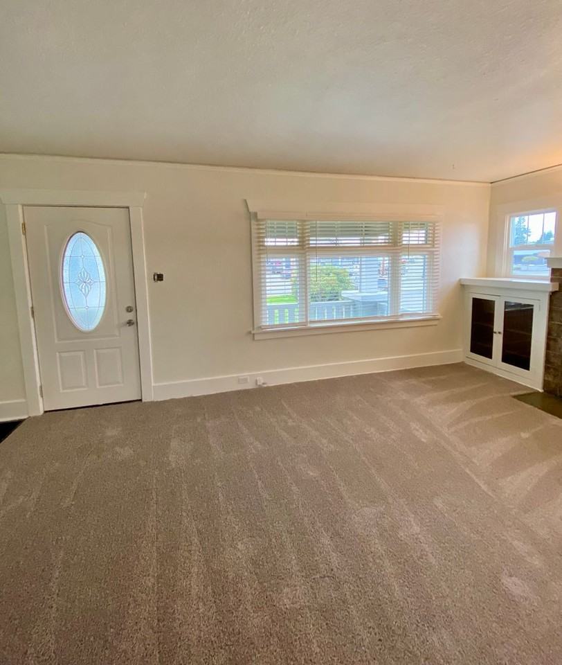 15721 Main St E - Photo 4 of 38