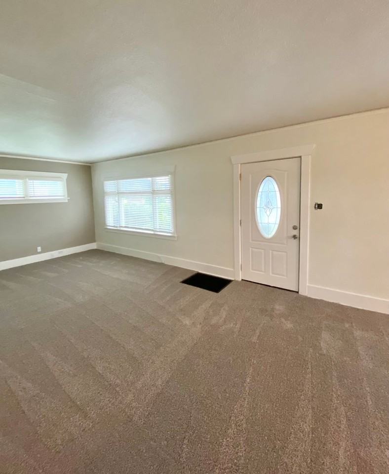 15721 Main St E - Photo 5 of 38