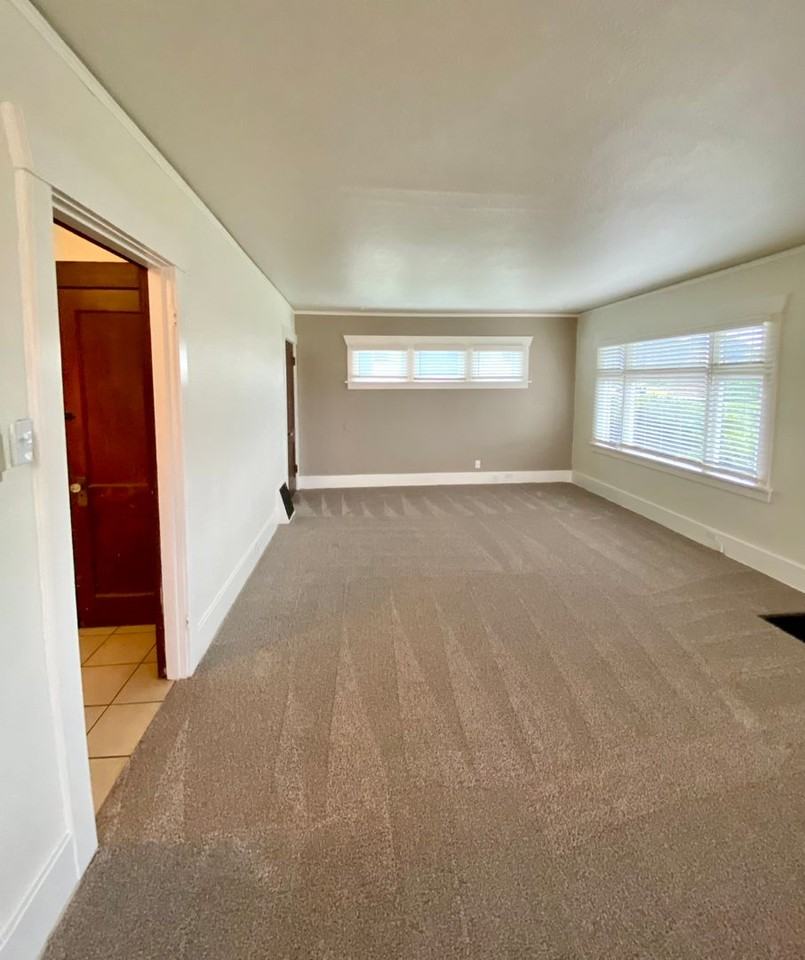 15721 Main St E - Photo 6 of 38