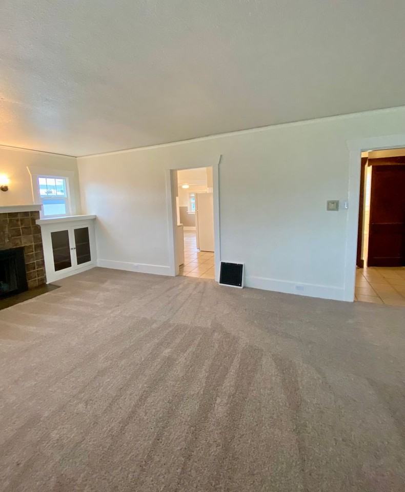 15721 Main St E - Photo 7 of 38