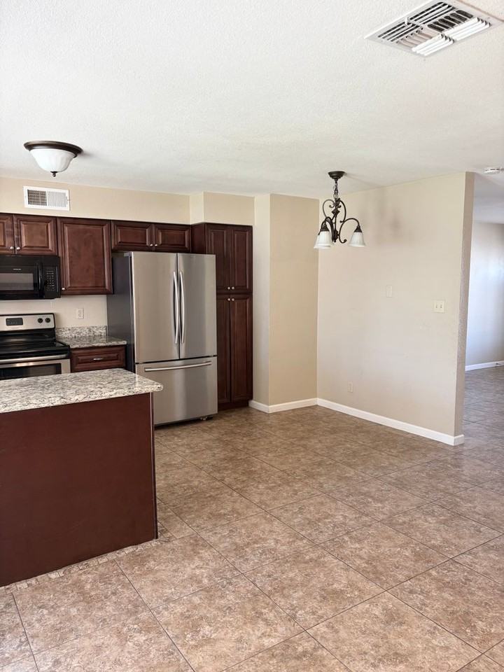 2105 W Western Dr - Photo 2 of 15