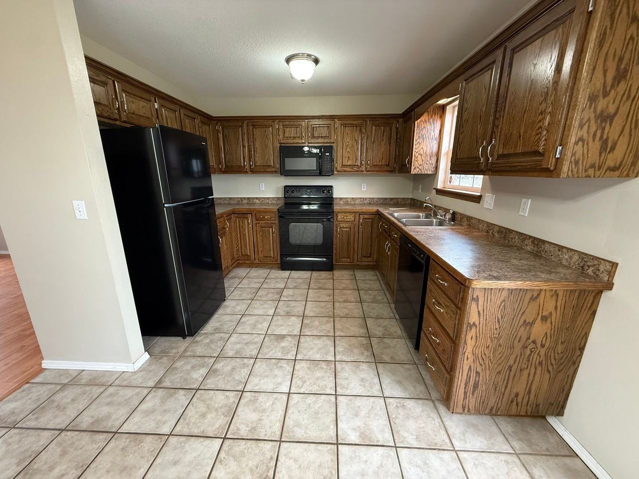 1603 Annie Baxter Ave - Photo 4 of 9