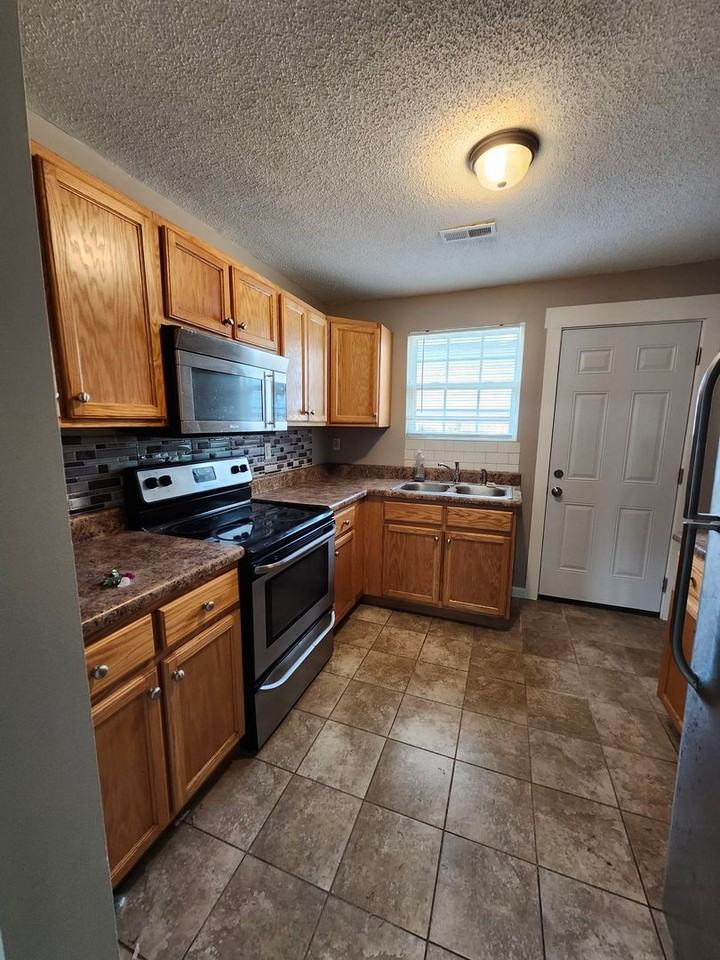 305 Ziegler St - Photo 2 of 11