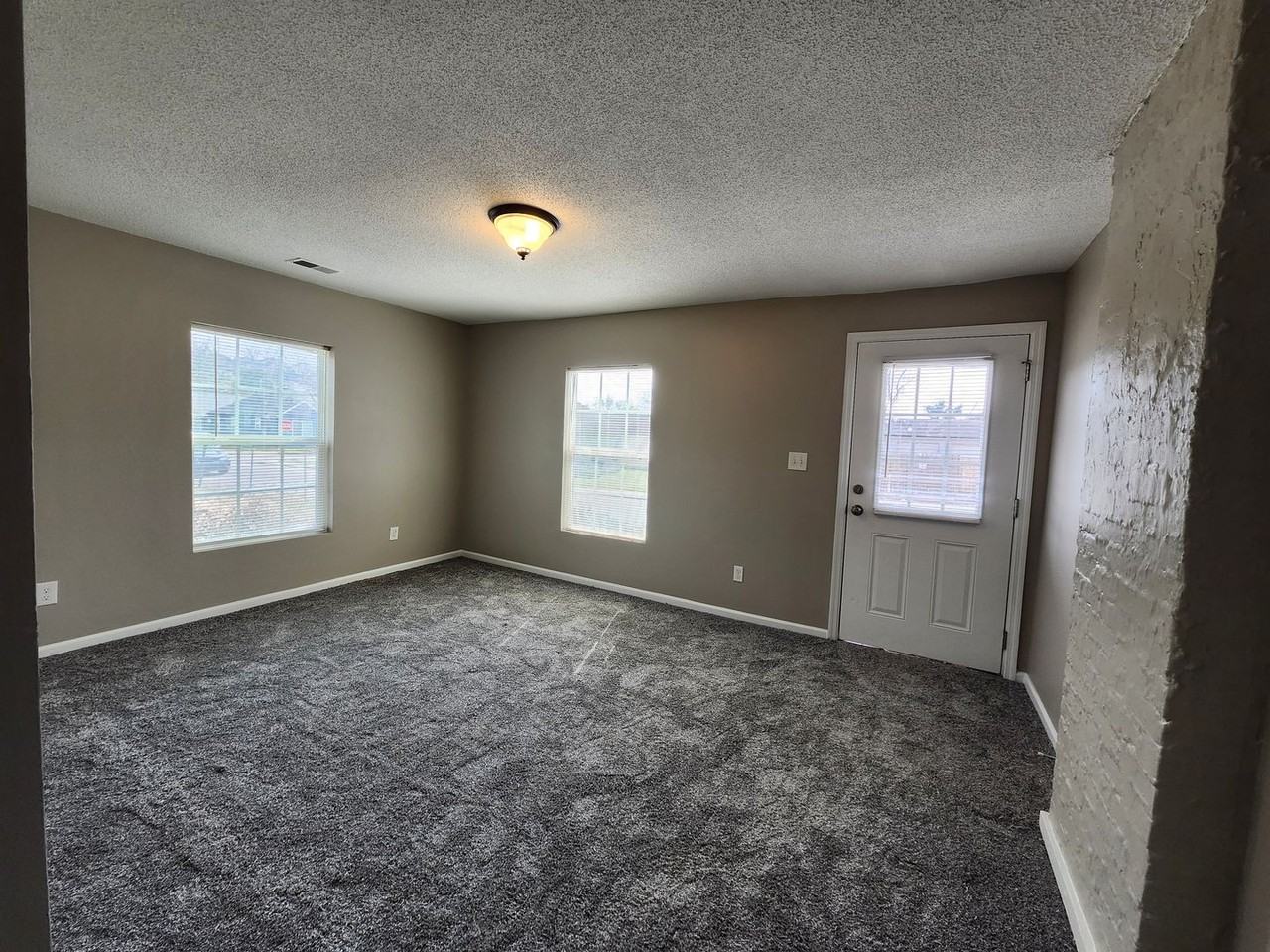 305 Ziegler St - Photo 4 of 11