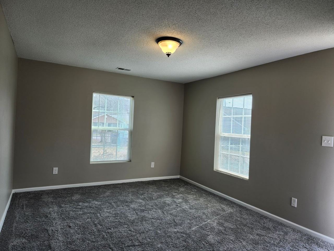 305 Ziegler St - Photo 6 of 11