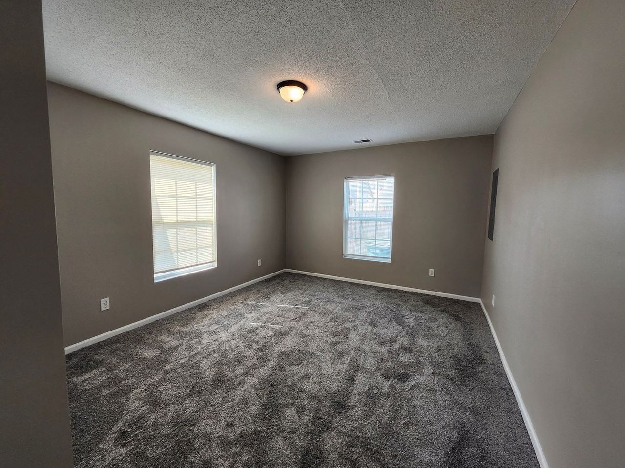 305 Ziegler St - Photo 7 of 11